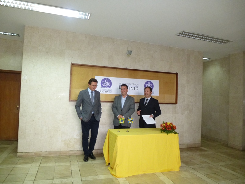 2015 04 16 Assinatura do comodato da USRT 57